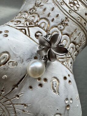 Na Hoku Sterling Silver Plumeria Pearl Earring (Single) | Hawaiian Jewelry